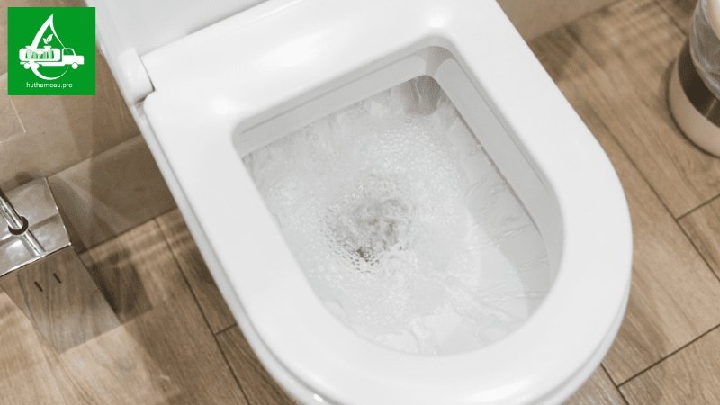 Bồn cầu xuống nước chậm, kêu ọc ọc