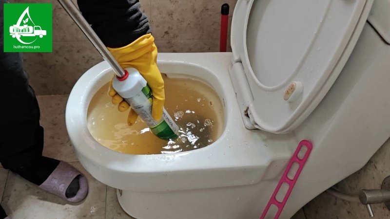 Bồn cầu bị tắc nặng