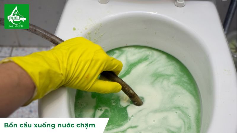 Bồn cầu xuống nước chậm là dấu hiệu cần xử lí