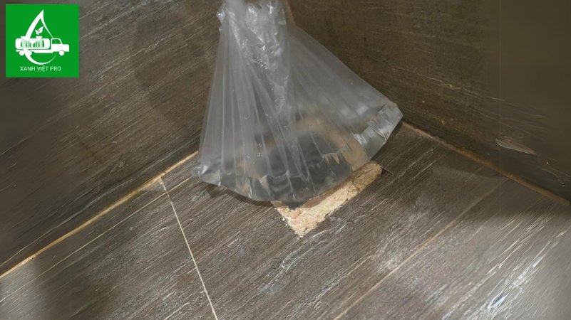 Dùng túi nước ngăn mùi hôi cống