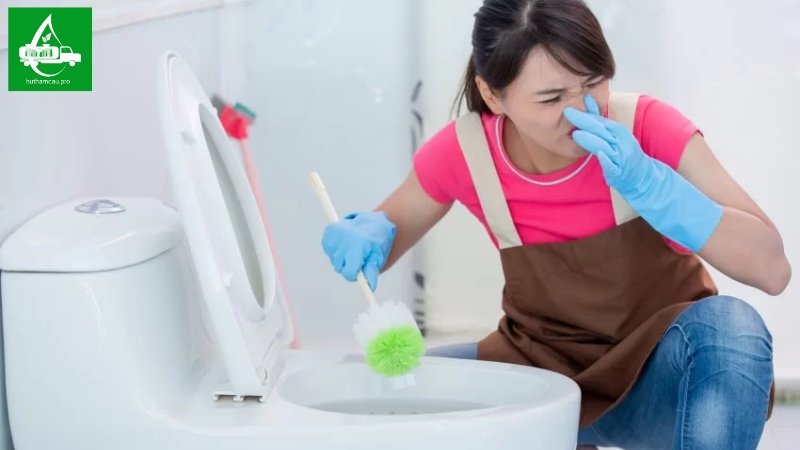 Khó chịu vì mùi hôi nhà vệ sinh