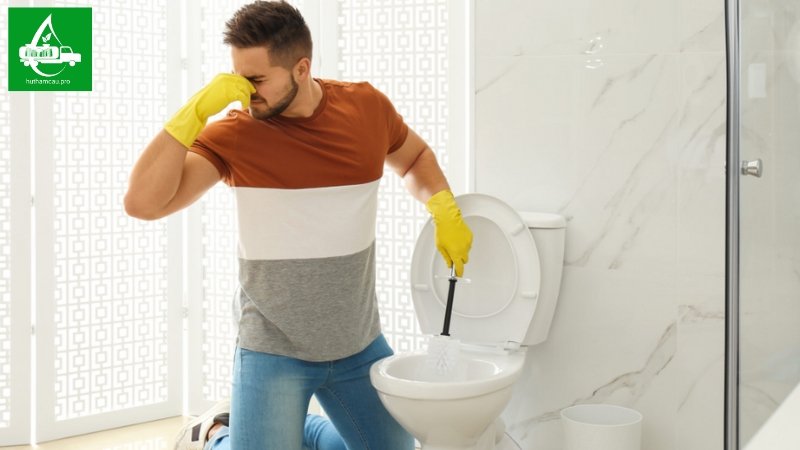 Mùi hôi từ bồn cầu bốc lên
