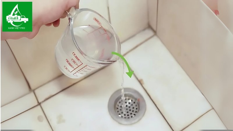 Dùng muối hạt và nước nóng