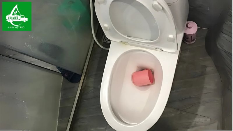 Rơi dị vật vào bồn cầu