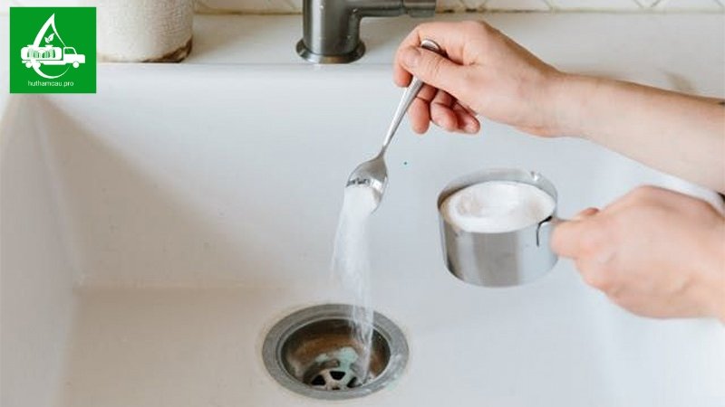 Dùng bột thông, thông cống nghẹt