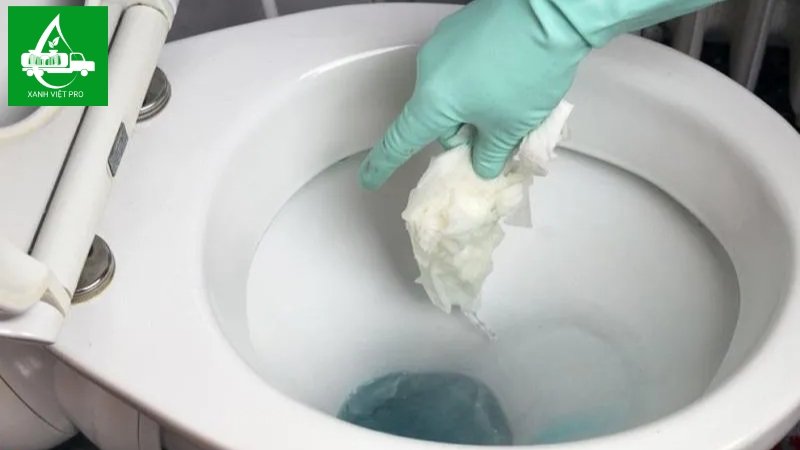 Xả rác không phân hủy vào bồn cầu