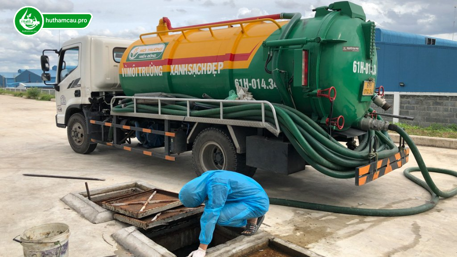 Trang thiết bị và xe hút hầm cầu hiện đại