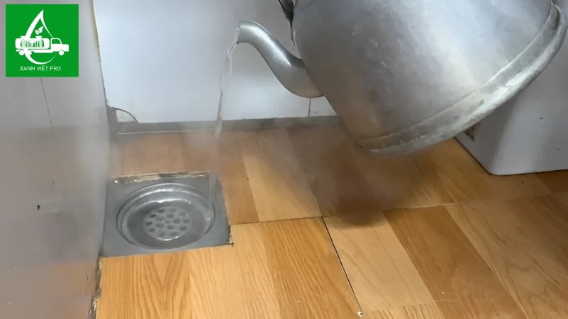 Xử lý hôi cống bằng nước sôi