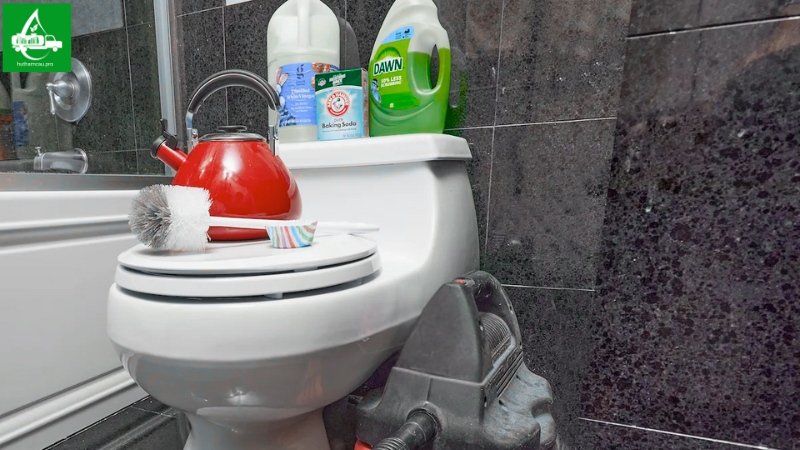 Chuẩn bị dụng cụ nước rửa chén, nước nóng và găng tay