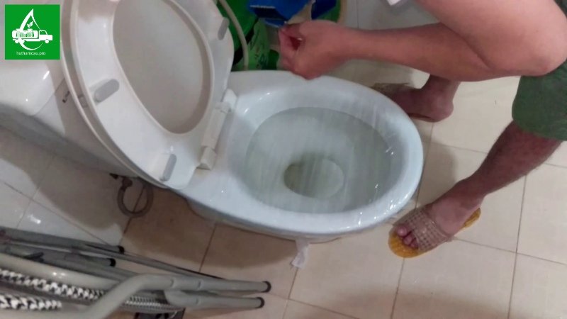 Dùng băng dính dáng kín miệng bồn cầu