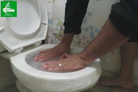 Dùng băng dính để thông bồn cầu