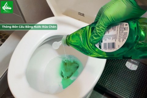Dùng nước rửa chén để thông tắc bồn cầu