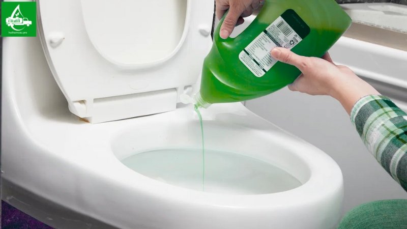Hướng dẫn chi tiết cách thông bồn cầu bằng nước rửa chén