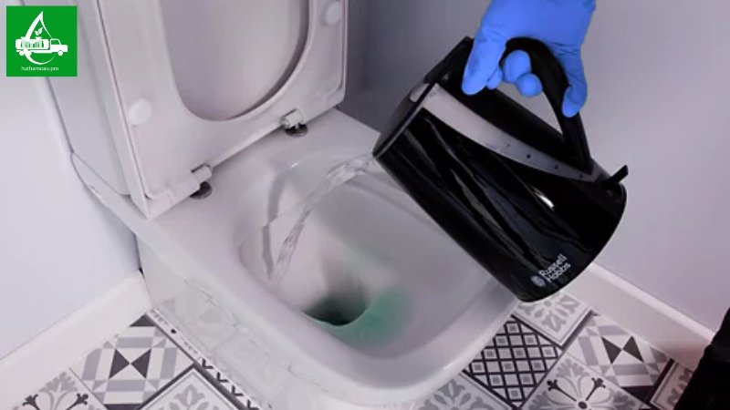 Hướng dẫn chi tiết dùng nước nóng thông bồn cầu