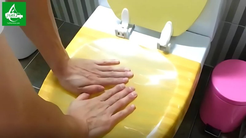 Hướng dẫn thông bồn cầu bằng băng dính