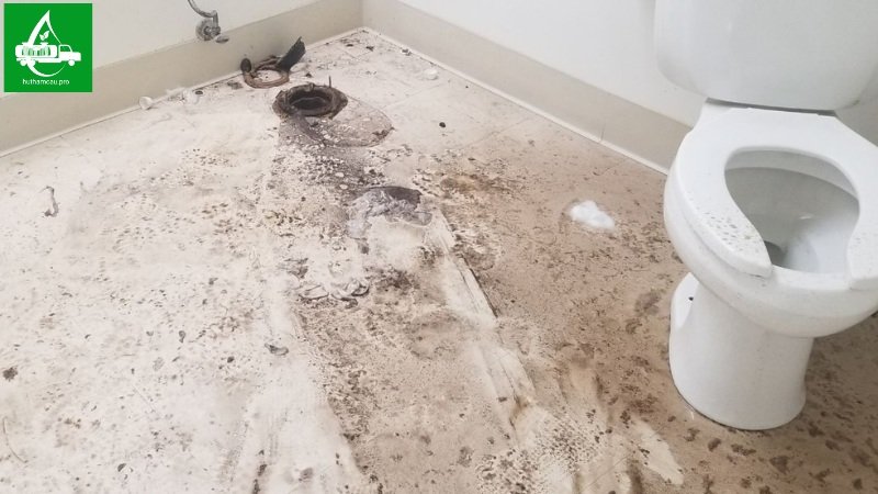 Nước bẩn từ bồn cầu trào ngược lên sàn nhà