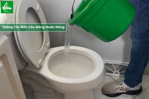 Thông bồn cầu hiệu quả bằng nước nóng