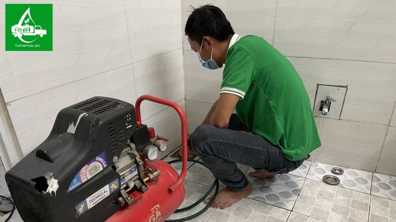 Thông cống nghẹt bằng máy nén khí áp lực cao