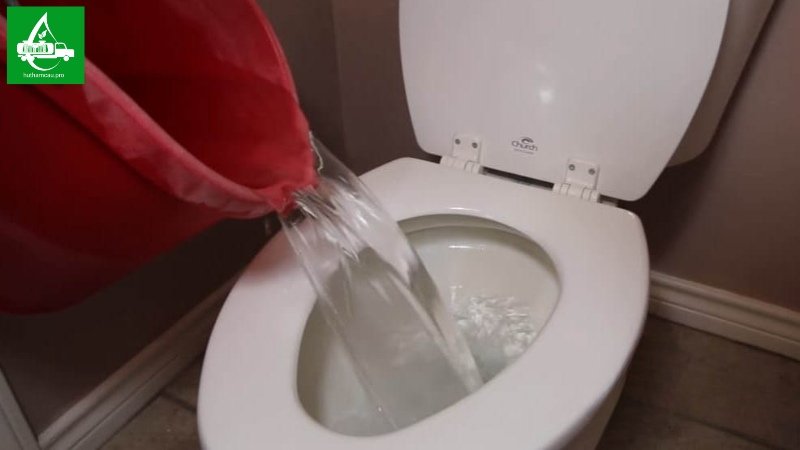 Thực hiện đổ nước vào bồn cầu
