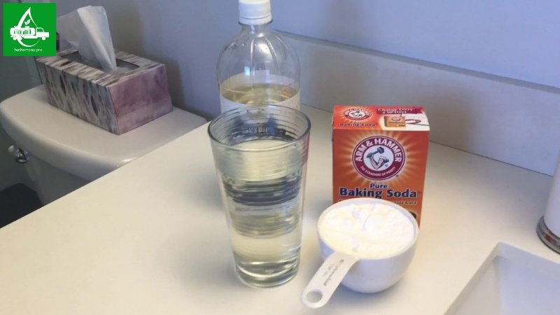 Chuẩn bị baking soda, giấm trắng và nước sôi