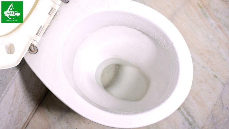 Để nước ngập vừa đủ ngập lỗ thoát