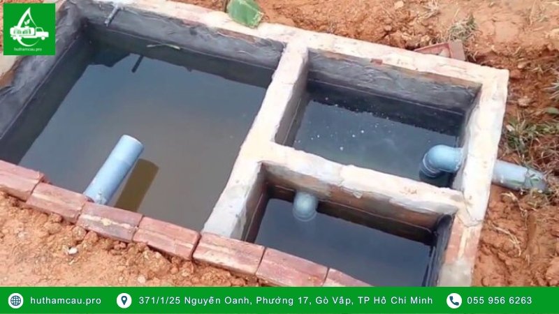 Đặt ống thoát nước chính vào hố ga