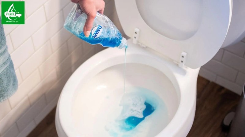 Dùng nước rửa chén để thông tắc bồn cầu do giấy vệ sinh
