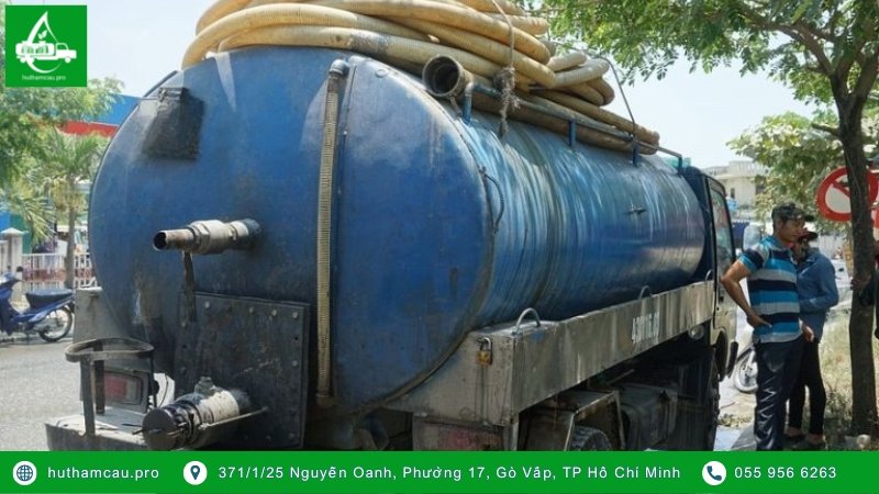 Khách hàng kiểm tra bồn chứa xe hút hầm cầu