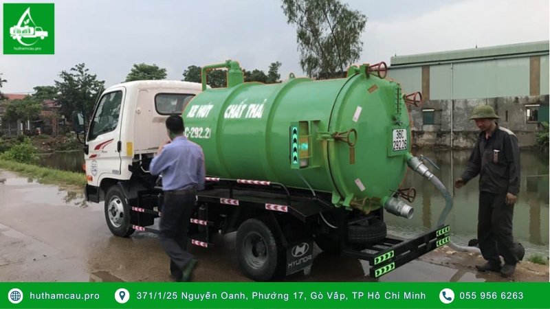 Khách hàng đang kiểm tra xe hút hầm cầu