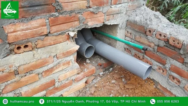 Lắp ống thoát nước đã xử lý ra ngoài