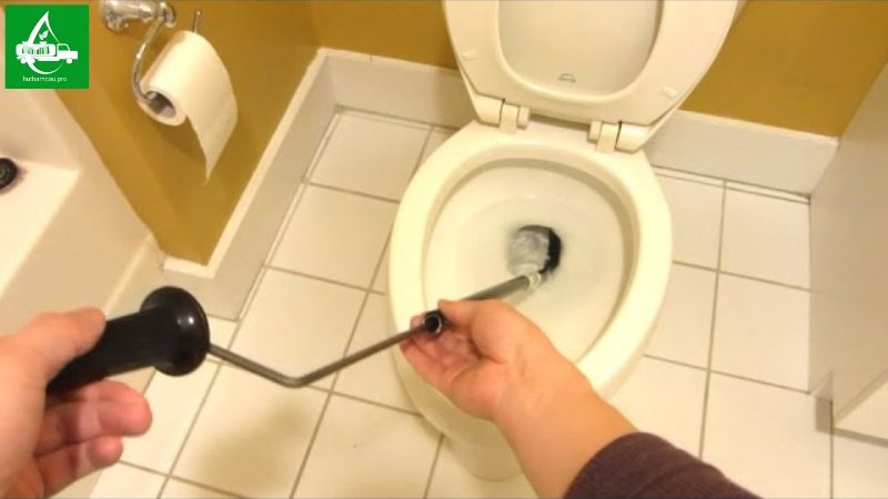 Sử dụng dây thông bồn cầu lò xo để thông tắc bồn cầu