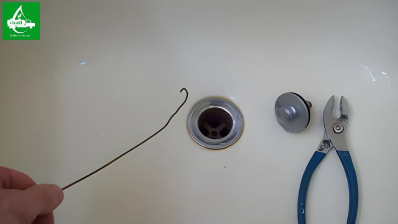 Sử dụng móc treo quần áo để thông cống nghẹt