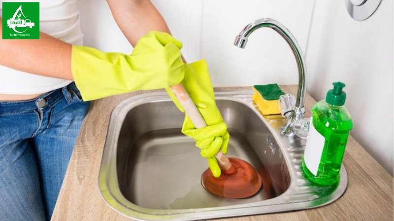 Sử dụng pittong cao su để thông tắc bồn rửa chén