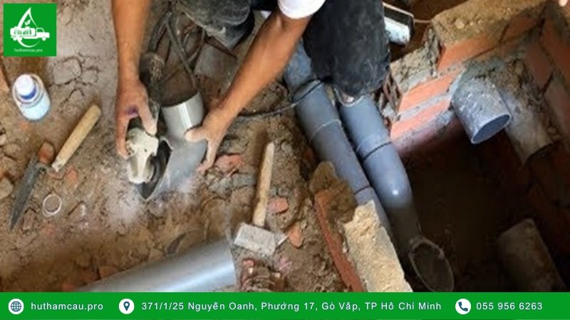 Thợ đang giang gia công ống xả để đặt vào bồn cầu