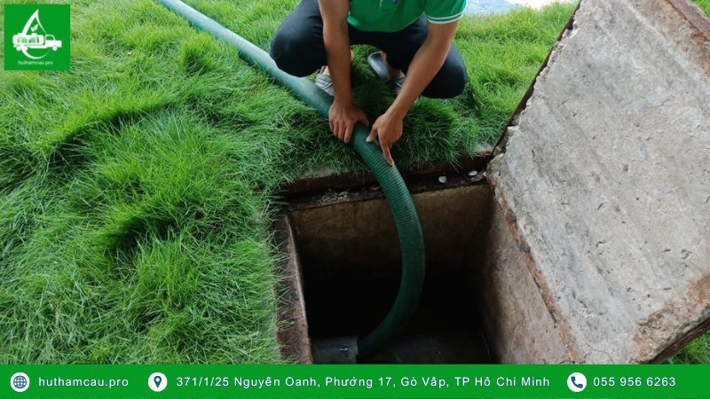 Thợ đang thực hiện hút hầm cầu