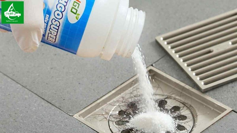 Thông cống nghẹt bằng bột thông cống chuyên dụng