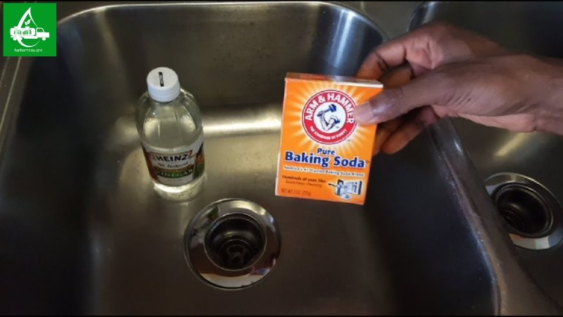 Thông tắc bồn rửa bát bằng baking soda và giấm