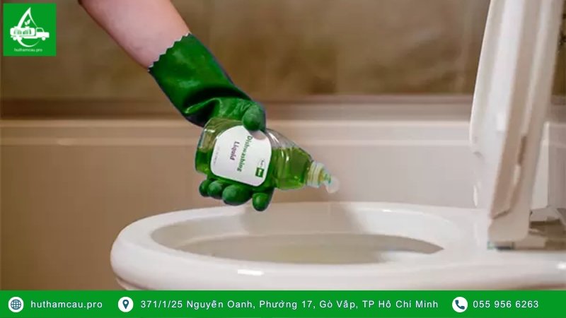 Tiến hành đổ nước thông bồn cầu vào bồn cầu